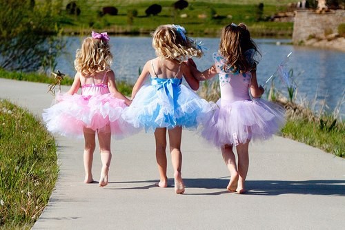 Три маленькие девочки в пышных платьях