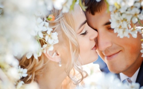 Невеста целует жениха