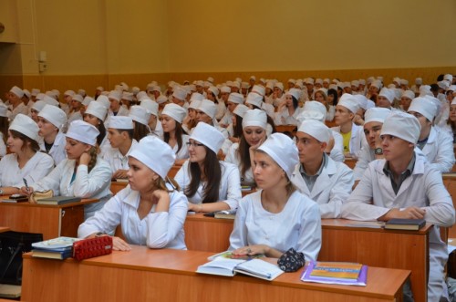Студенты-медики на лекции в аудитории