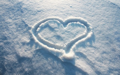 Сердце, нарисованное на снегу