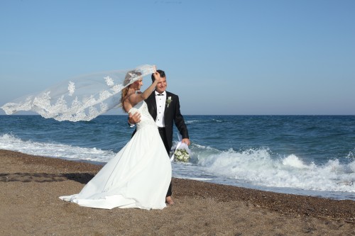 Жених и невеста на берегу моря