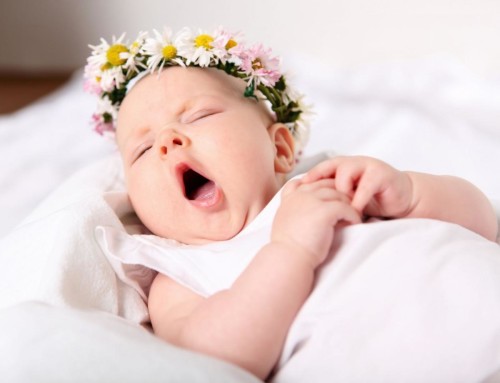 Малыш зевает во сне