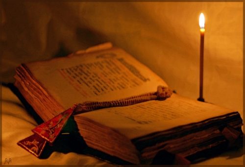 Старинное Евангелие и свеча