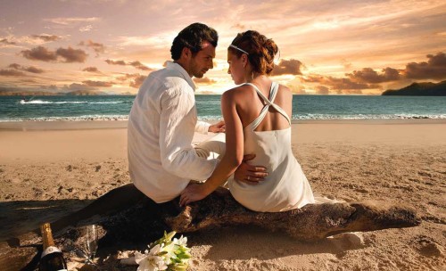 Мужчина и женщина сидят на берегу моря