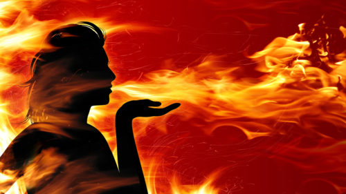 Девушка на фоне пламени